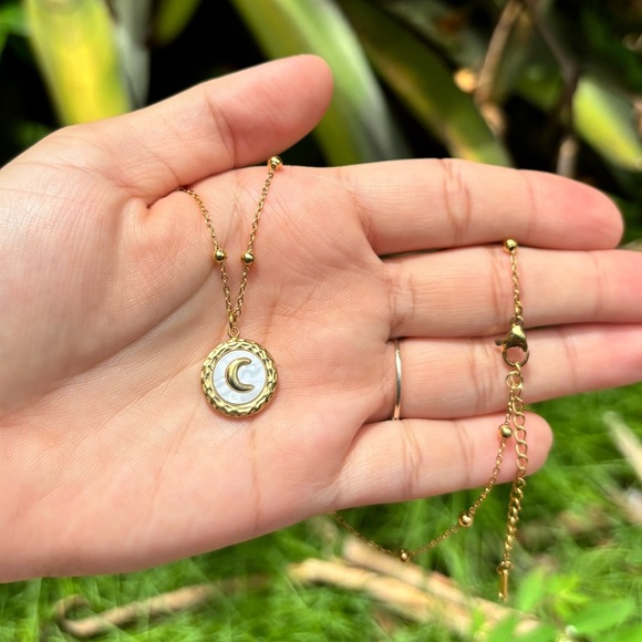 18K Gold Plated Pearl sea shell moon Necklace - Picture 4 of 6